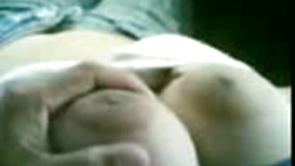 Įkaitusios kalės guli ant nugaros ant lovos ir gauna spermą į burną